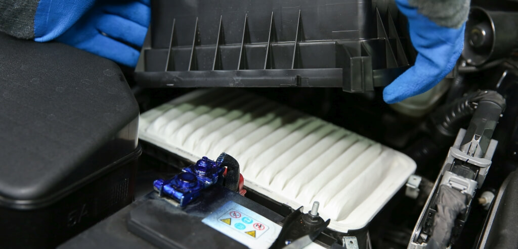 filtr powietrza pod maską samochodu