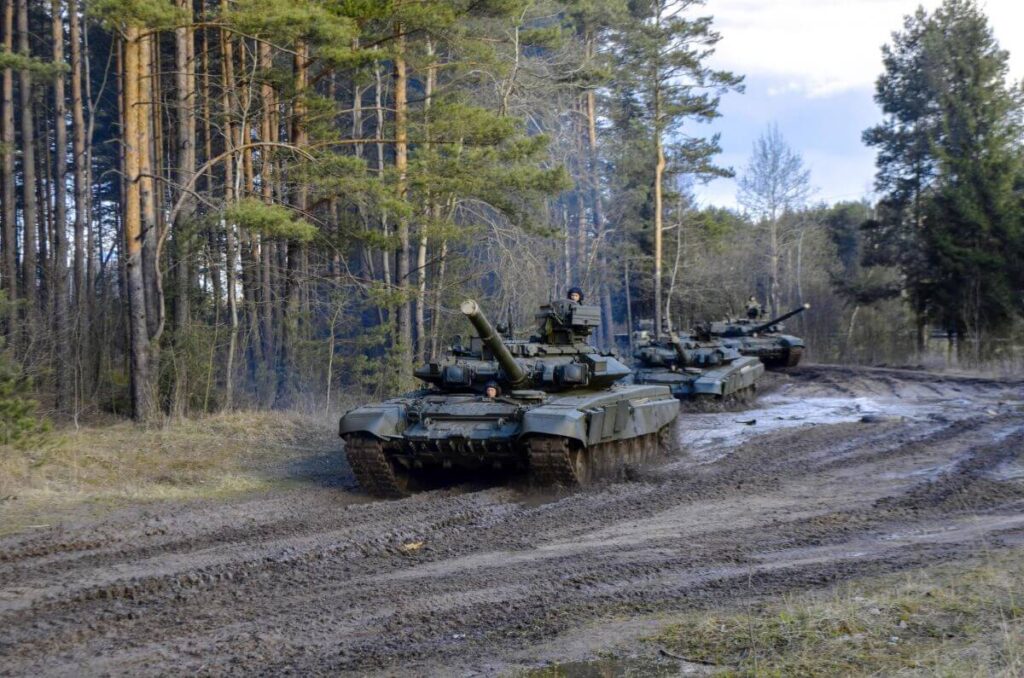 ile kosztuje czołg t-90 jadące przez las