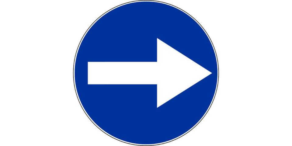 nakaz jazdy w prawo przed znakiem