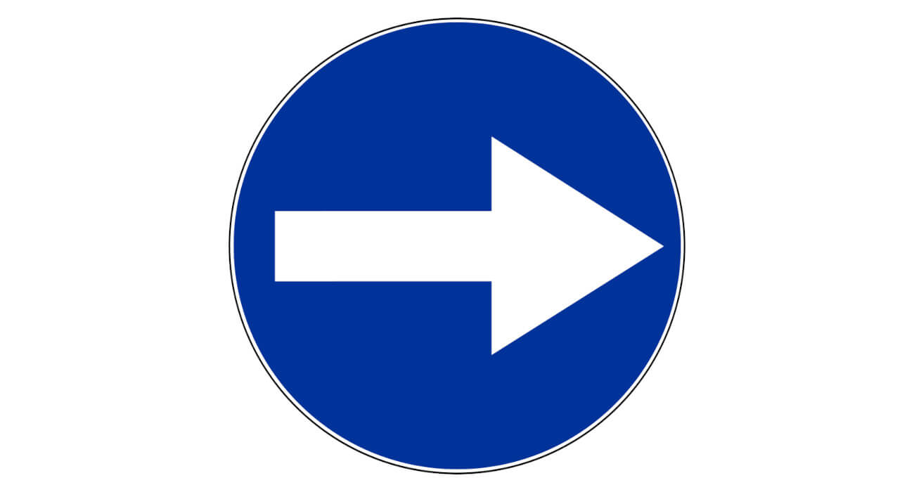 nakaz jazdy w prawo przed znakiem