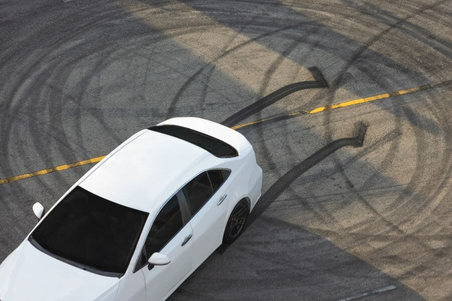 Test łosia białym samochodem na drodze 