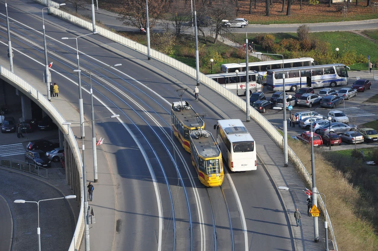 tramwaj i autobus komunikacja publiczna w warszawie