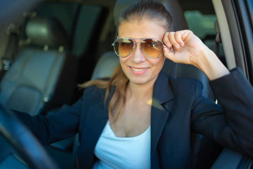 kobieta w okularach prowadzi samochód