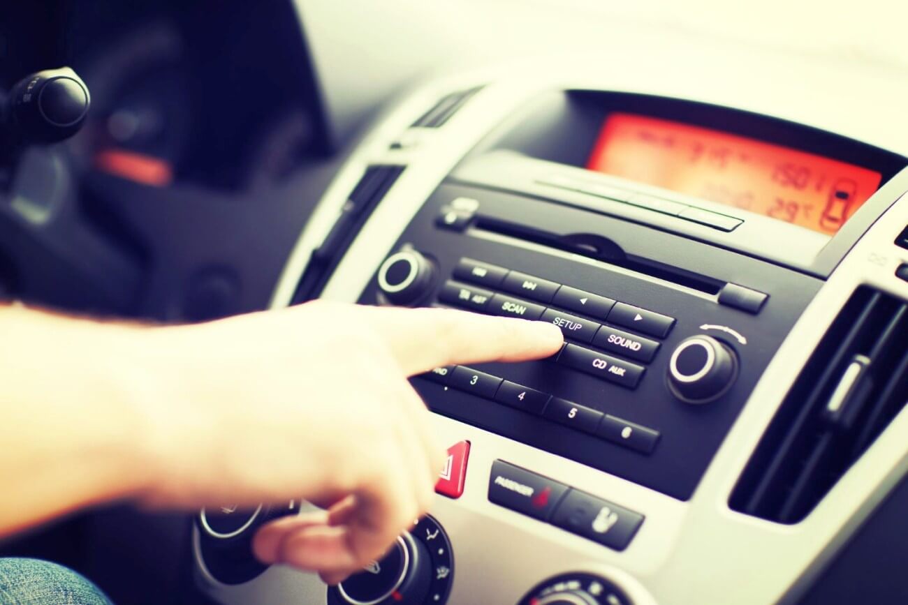 jak podłączyć radio samochodowe żeby trzymało pamięć
