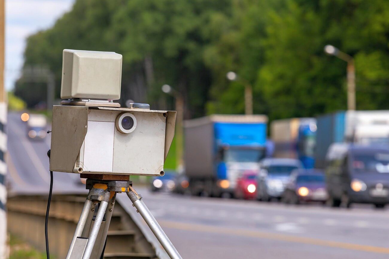 Po jakim czasie przychodzi mandat z fotoradaru