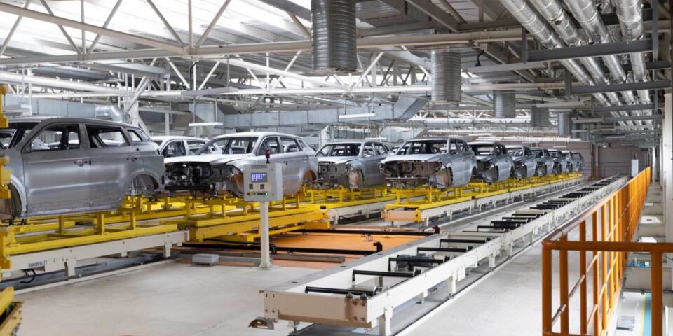 Roboty w przemyśle motoryzacyjnym – przyszłość produkcji samochodów